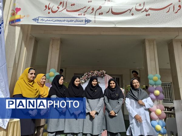 جشن شکوفه ها در دبستان مصلی نژاد