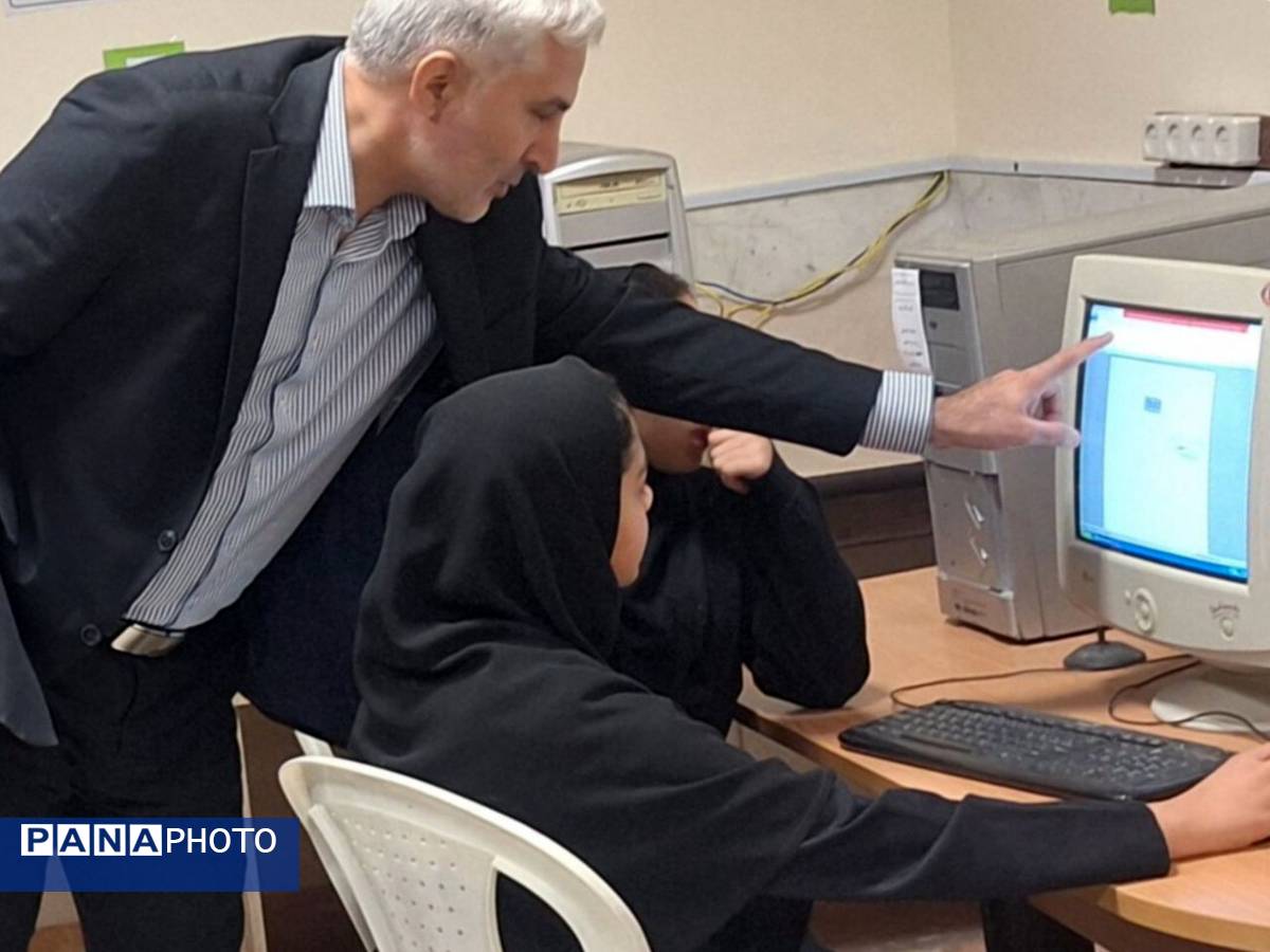 بازدید معاون آموزش متوسطه خراسان رضوی از کارگاه کامپیوتر دبیرستان زینب کاشمر