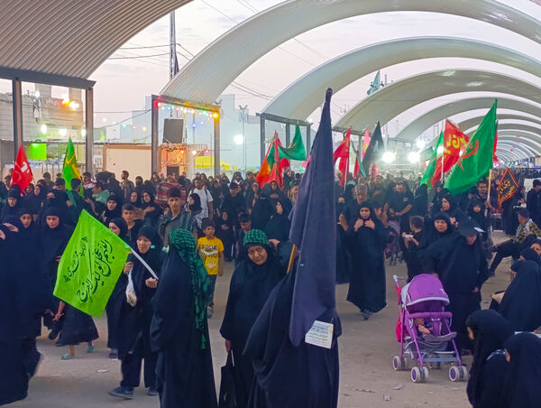 عاشقان حسینی در مسیر پیاده‌روی اربعین حسینی