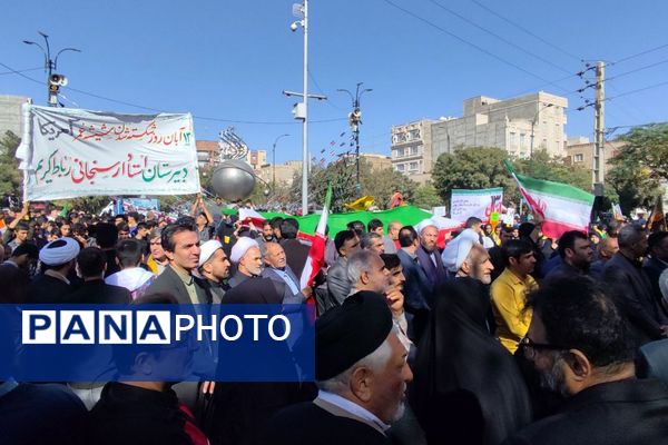 حضور دانش‌آموزان مدرسه نمونه‌‍دولتی استاد مطهری در راهپیمایی ۱۳ آبان