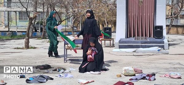 نمایش دانش‌آموزان دختر در سوگ شهدای میناب