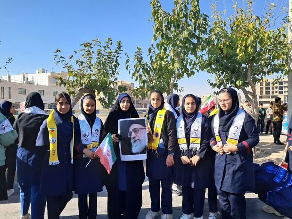 بیداری دانش آموزان ایرانی در یوم الله 13آبان 