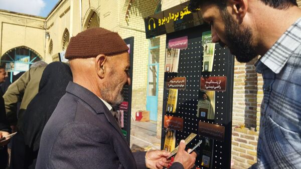 گذری بر غرفه موسسه منتظران ظهور  در نماز جمعه این هفته نیشابور 