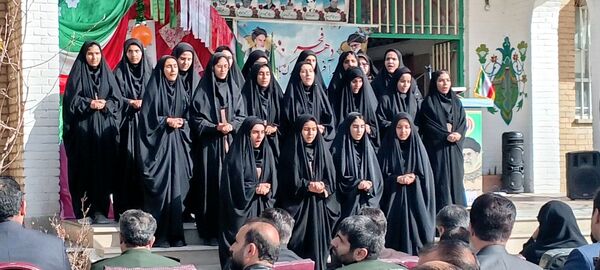 گرامیداشت سالگرد انقلاب با نواختن زنگ در دبیرستان دخترانه شاهد