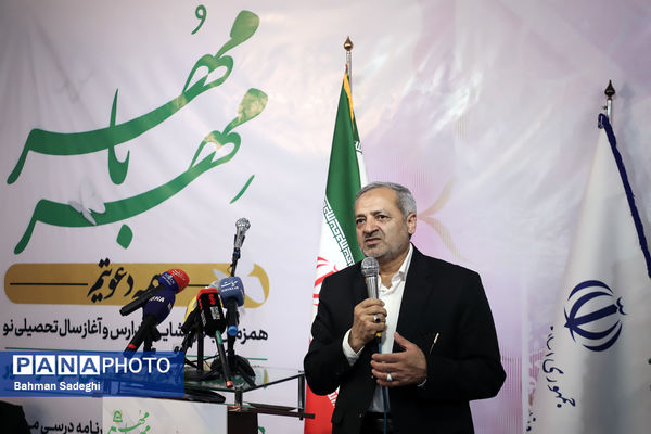 اقامه اذان و نماز با شعار «مِهر با مُهر» با حضور وزیر آموزش و پرورش