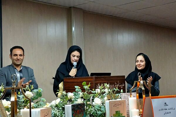 گردهمایی‌ دانش آموزی در هفته کتاب و کتابخوانی