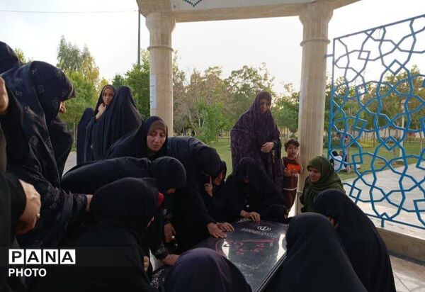آیین قرائت دعای پرفیض عرفه در جوار یادمان شهید گمنام بوستان گلهای قم