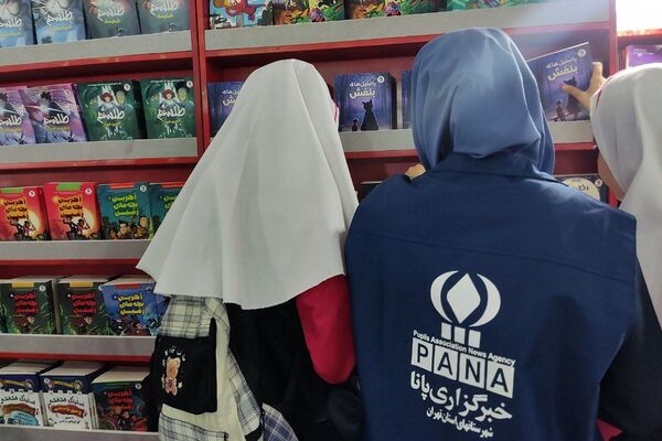 بازید دانش‌آموزان دبستان سعادت از نمایشگاه کتاب