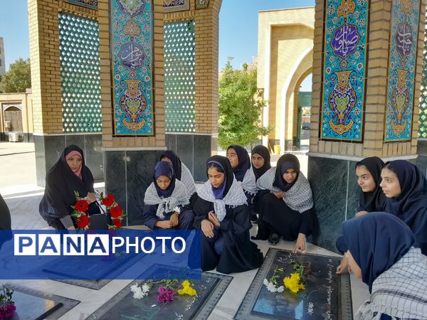 بازدید دانش‌آموزان از نمایشگاه دفاع مقدس واقع در مقبره شهدای گمنام شهرستان ورامین