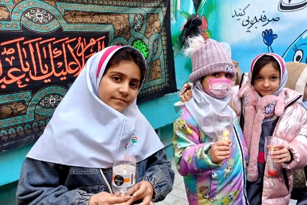 ایستگاه صلواتی در دبستان سارا، میزبان دل‌های کوچک در سوگ حضرت فاطمه(س) بود