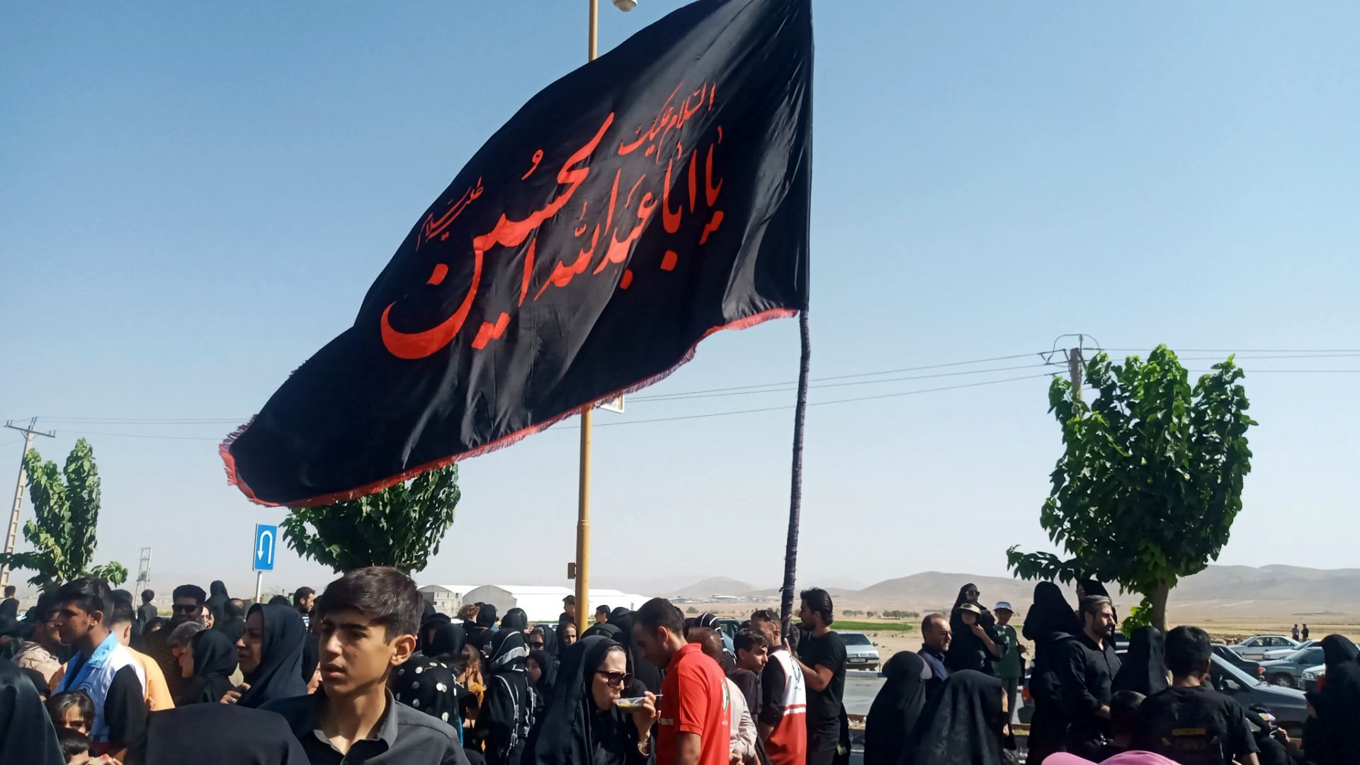 عاشقان حسینی بار دیگر عشق و ارادت خود را به امام حسین(ع) و یارانش با پای پیاده، نشان دادند