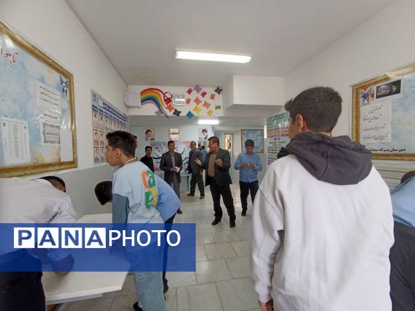 انتخابات شورای دانش‌آموزی در دبیرستان پسرانه متوسطه اول سما شهرستان کاشمر 