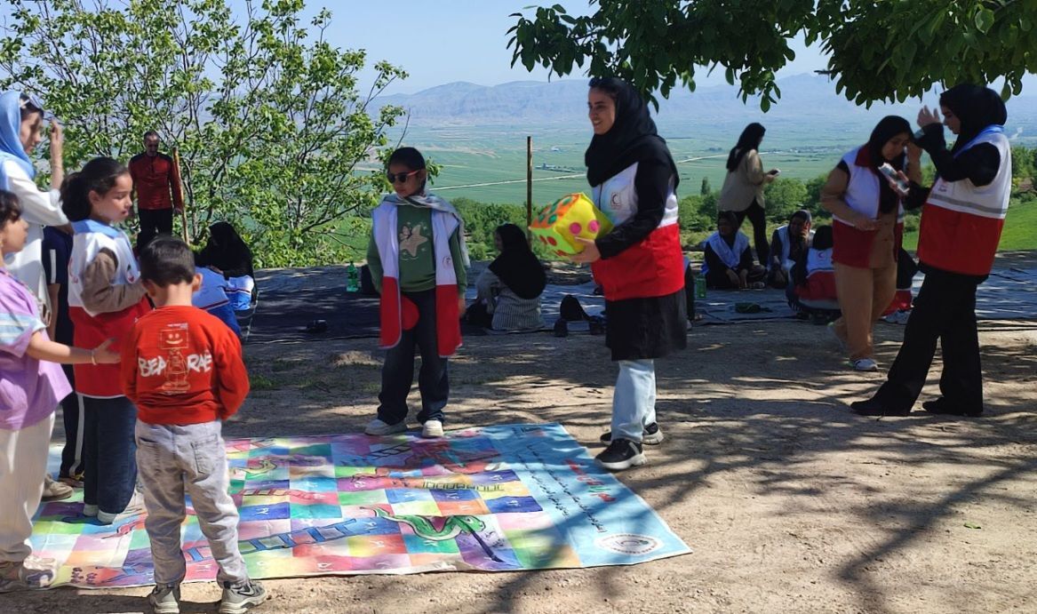 پیاده‌روی اعضای هلال احمر در روستای کشانک