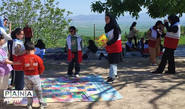 پیاده‌روی اعضای هلال احمر در روستای کشانک