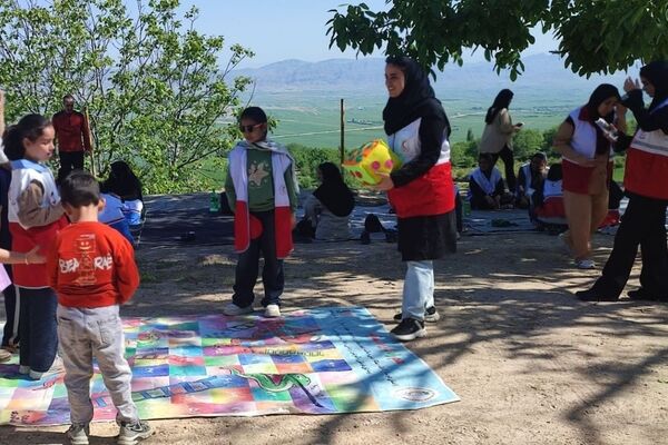 پیاده‌روی اعضای هلال احمر در روستای کشانک