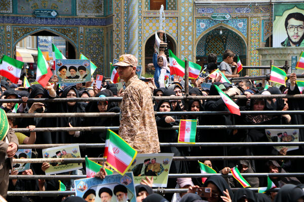 حضور پرشور نوجوانان قمی در آیین استقبال از رئیس جمهوری 