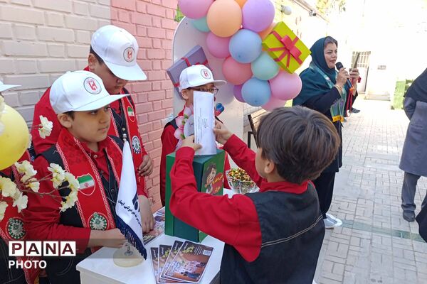 جشن عاطفه‌ها در دبستان ایمان همزمان با سراسر کشور