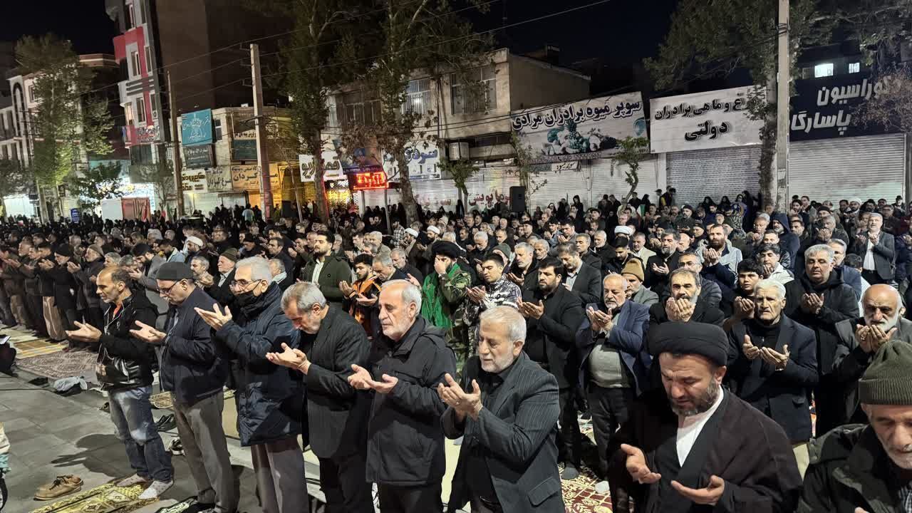 اقامه نماز استغاثه و تجدید بیعت در اجتماعات شبانه شهرستان ساوجبلاغ