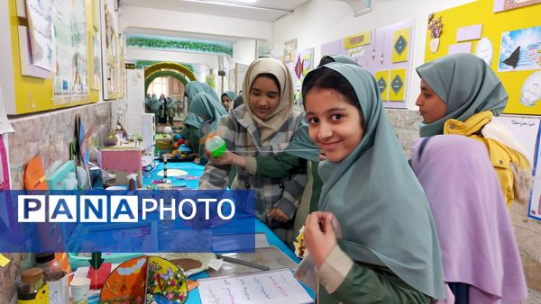 نمایشگاه هفته پژوهش در دبستان شاهد تحقیقی ناحیه ۶ مشهد مقدس
