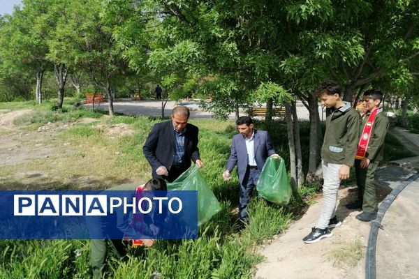 حضور دانش‌آموزان پیشتاز دبستان شهید شوشتری در کوهستان پارک شهرستان فاروج