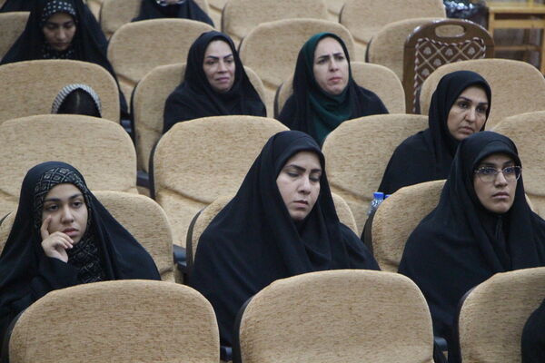 نشست معلمان شهر یزد با محسن قنبریان در یزد