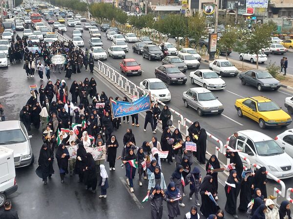 حضور دانش آموزان اسلامشهری در راهپیمایی ۱۳ آبان