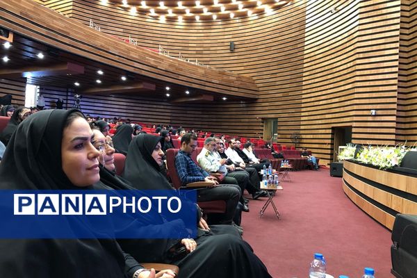 کارگاه آموزشی پیشگیری از آسیب‌های فضای مجازی در ایوان ری شهرری