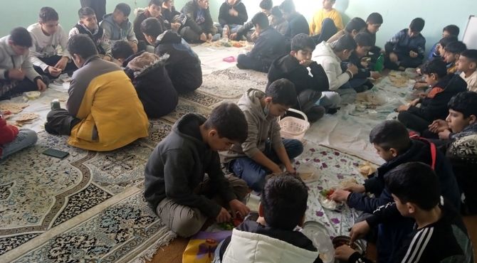 سفره مهدوی در آموزشگاه آیت‌الله طالقانی کوهدشت برگزار شد