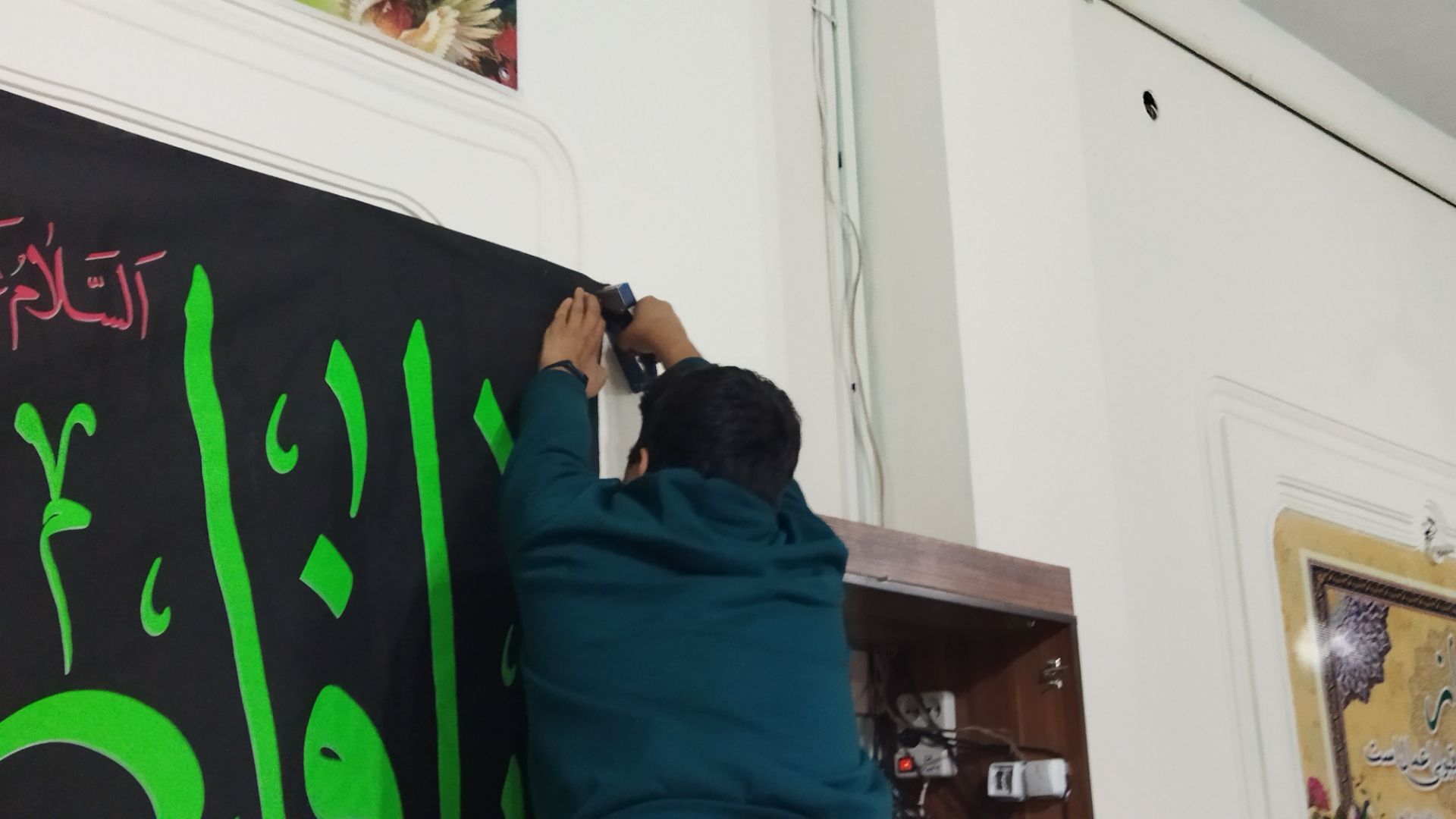 آماده‌سازی نمازخانه دبیرستان شاهد برای استقبال از شهید گمنام