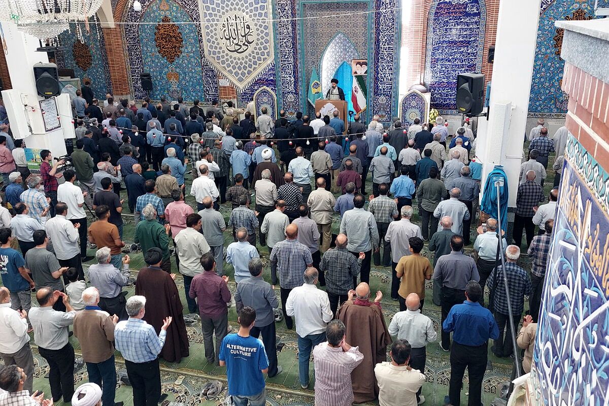 حضور فرهنگیان و مسئولان آموزش و پرورش پردیس در نماز جمعه 