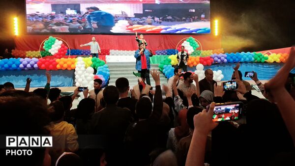 احسان و آقای مدرس در محفل یادبود ۲۴۰۰ شهید خراسان جنوبی