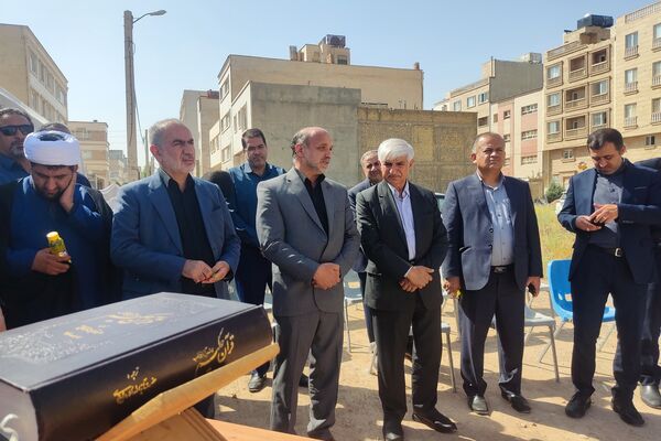 آیین کلنگ زنی مدرسه دوازده کلاسه در شهرک سبحان
