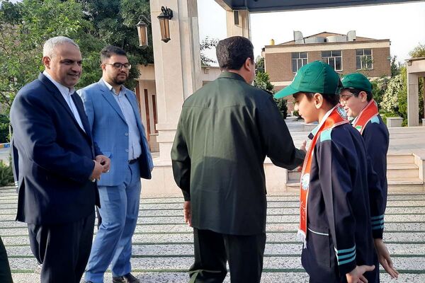 استقبال دانش‌آموزان پیشتاز از فرمانده سپاه استان تهران در اداره کل آموزش و پرورش شهرستانهای تهران