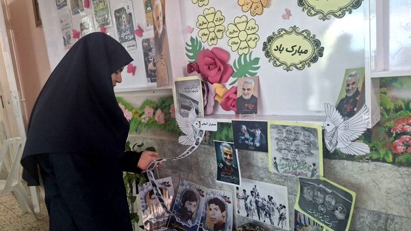 آماده سازی فضای آموزشگاه به مناسبت روز پیروزی انقلاب اسلامی 