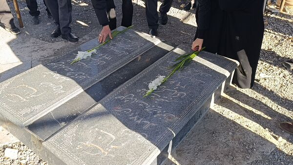 گلباران قبور شهدای شهر سفیددشت به مناسبت دهه فجر
