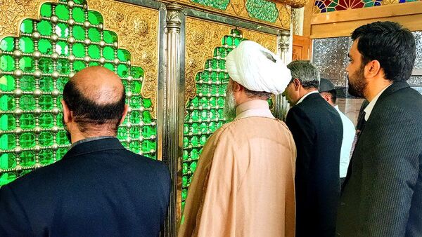 دولتمردان غبار از مزار شهدا برداشتند 