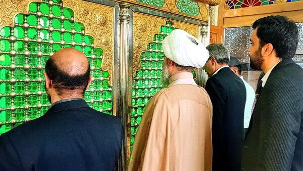دولتمردان غبار از مزار شهدا برداشتند 