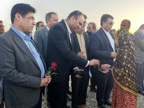 کلنگ ساخت دبستان 14 کلاسه خیرساز در روستا دهو شهرستان میناب به زمین زده شد