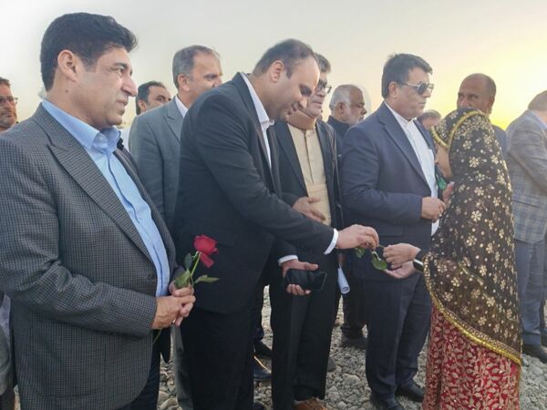 کلنگ ساخت دبستان 14 کلاسه خیرساز در روستا دهو شهرستان میناب به زمین زده شد