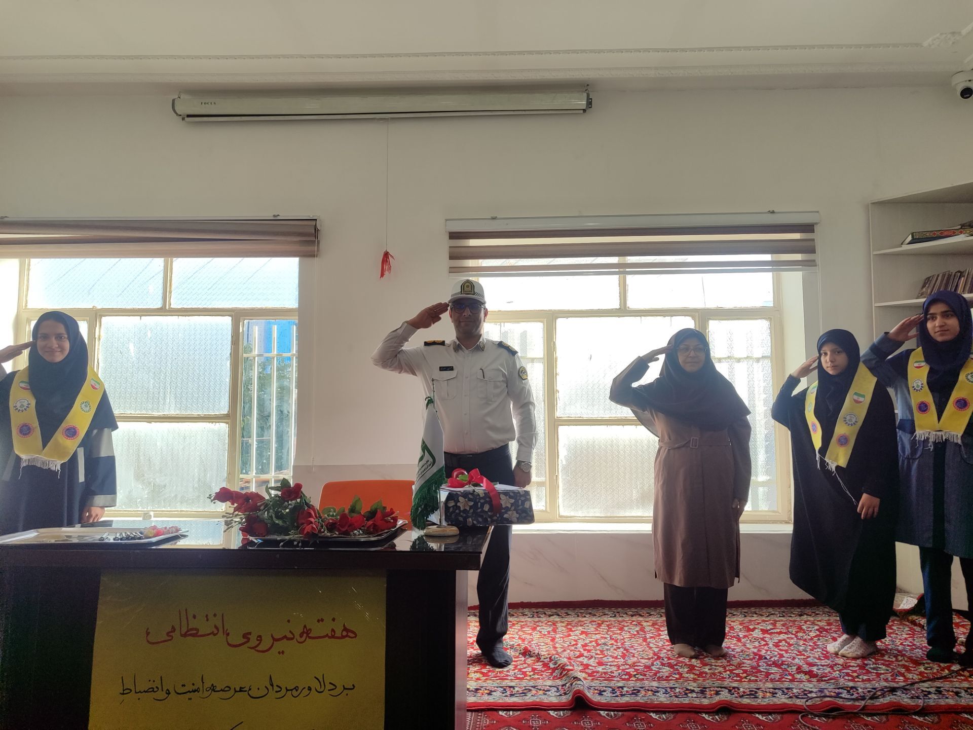  کارشناسان نیروی انتظامی و راهور میهمان دبیرستان شاهد تکتم ناحیه ۳ 