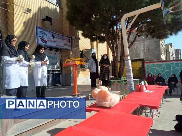 جشن روز آزمایشگاه در دبیرستان شهید مرادعلی امینی و هنرستان کیمیا