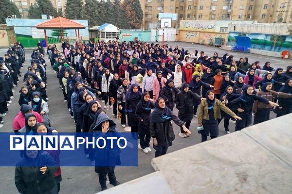 تجلیل از دانش آموزان ممتاز دبیرستان عطیه 
