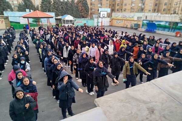 تجلیل از دانش آموزان ممتاز دبیرستان عطیه 