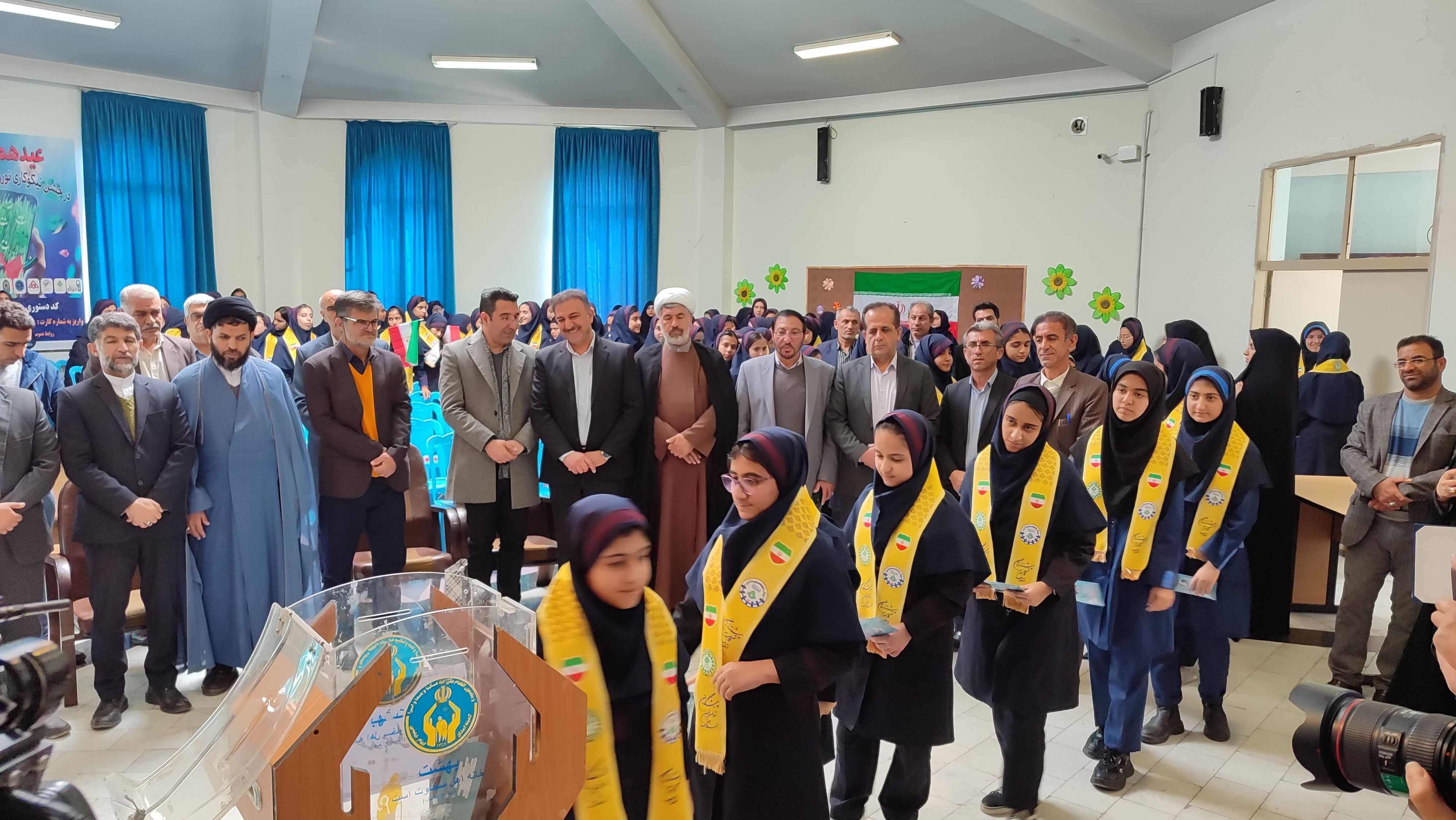 نواخته شدن زنگ نیکوکاری در دبیرستان مولوی شهرکرد 