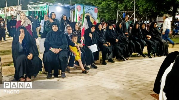 قلب‌های مردم به عشق وطن در چهار باغ خرم‌ آباد، برای ایران تپید