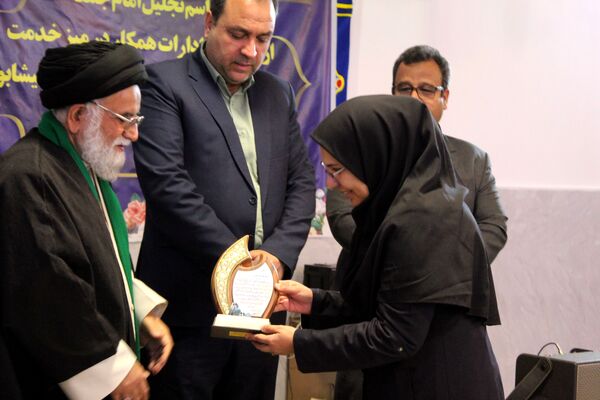 مراسم تجلیل امام جمعه از مسئولان ادارات همکار در میزخدمت نیشابور 