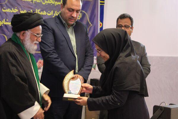 مراسم تجلیل امام جمعه از مسئولان ادارات همکار در میزخدمت نیشابور 