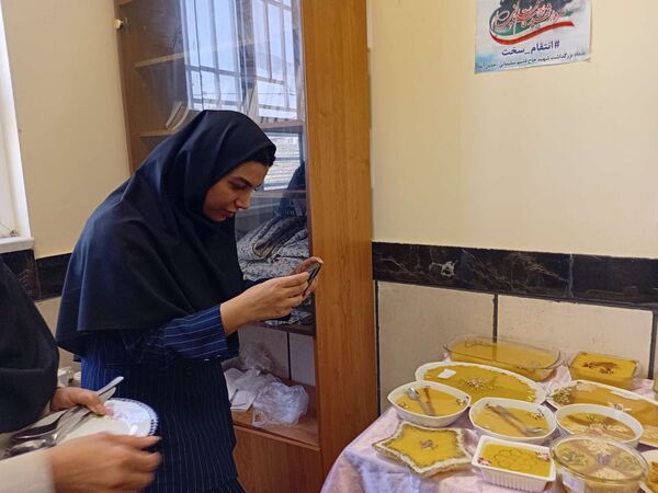 جشنواره شله زرد به مناسبت هفته بهداشت روان در مدرسه مادرمهربان خلیل آباد