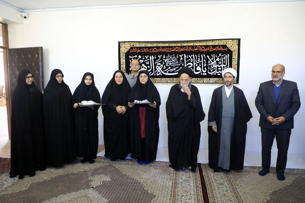 اهدای هدایای مقام معظم رهبری به دانش‌آموزان بیرجندی 