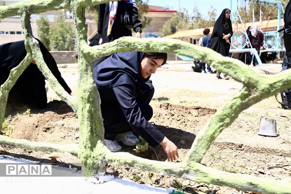 آیین کاشت 168 نهال به یاد دانش‌آموزان شهید میناب در اردوگاه 15خرداد قم